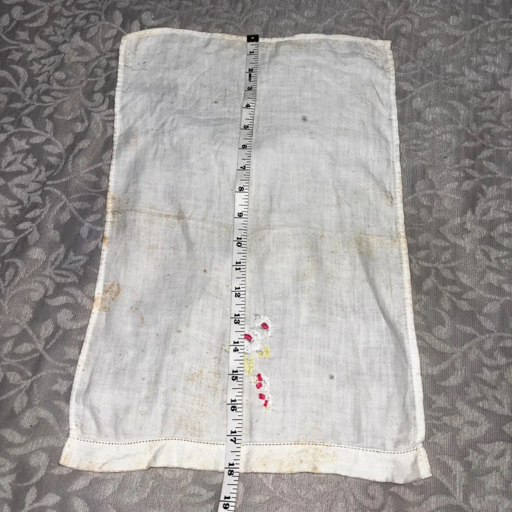 Vintage‎ Hand Embroidered Floral White Linen Guest Towel Dresser Scarf 18x11
